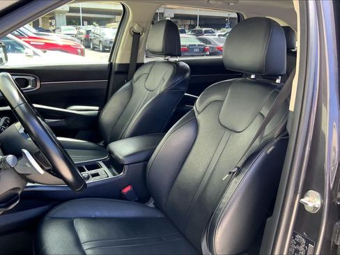 Used 2023 Kia Sorento EX w/ Panoramic Sunroof Package FWD image 11