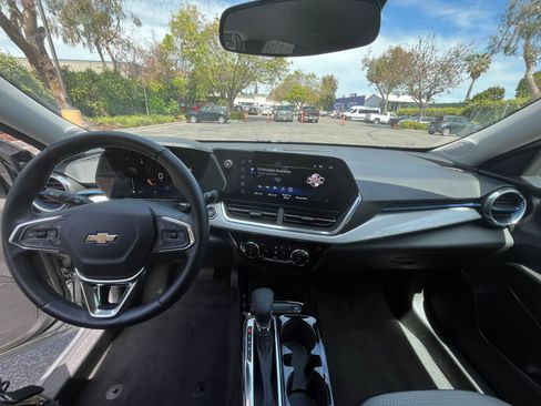 Used 2025 Chevrolet Trax LT w/ LT Convenience Package image 32