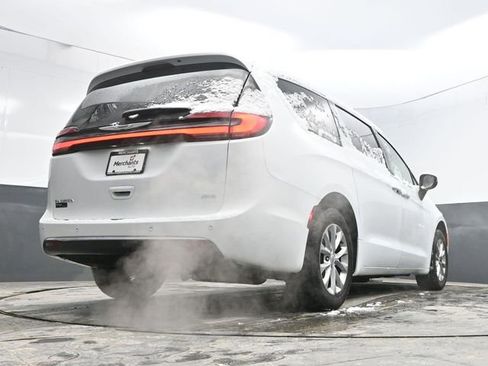 Used 2023 Chrysler Pacifica Touring-L image 36