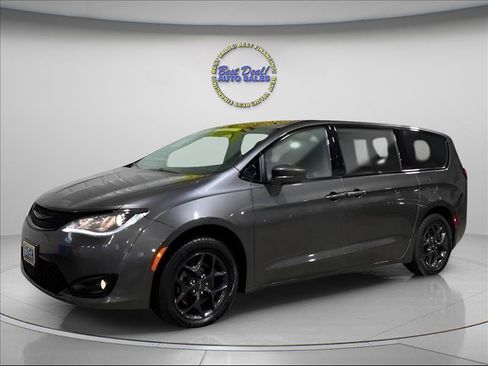 Used 2018 Chrysler Pacifica Touring Plus w/ S Appearance Package FWD image 1