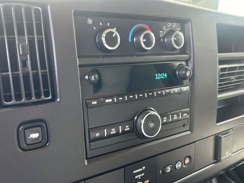 Used 2018 Chevrolet Express 2500 RWD image 23