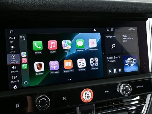 Certified 2025 Porsche Macan image 13