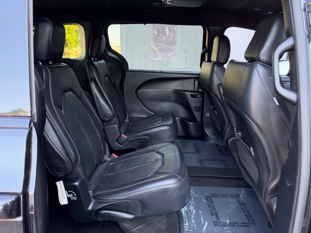 Used 2019 Chrysler Pacifica Touring-L w/ S Appearance Package FWD image 18