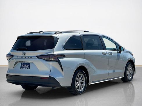 Used 2025 Toyota Sienna XLE FWD image 8