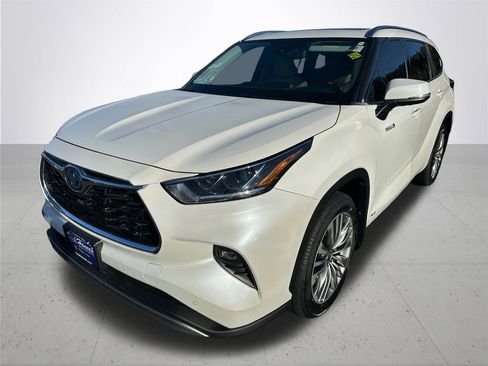 Used 2021 Toyota Highlander Platinum image 2