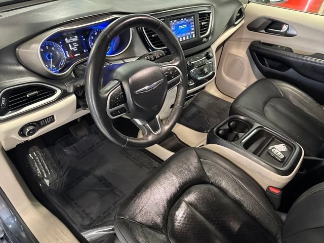 Used 2020 Chrysler Pacifica Touring-L FWD image 42