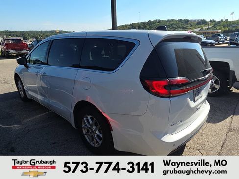 Used 2023 Chrysler Pacifica Touring-L FWD image 4