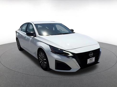 Used 2025 Nissan Altima 2.5 SV FWD image 3
