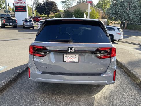 Used 2025 Honda Odyssey Touring image 4