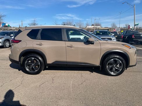 Used 2024 Nissan Rogue SV w/ SV Premium Package image 10