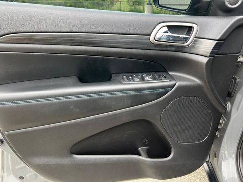 Used 2019 Jeep Grand Cherokee Laredo AWD/4WD image 19