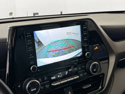 Used 2021 Toyota Highlander XLE AWD/4WD image 25