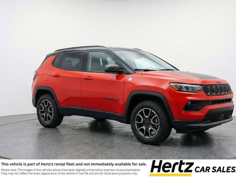 Used 2025 Jeep Compass Trailhawk image 1