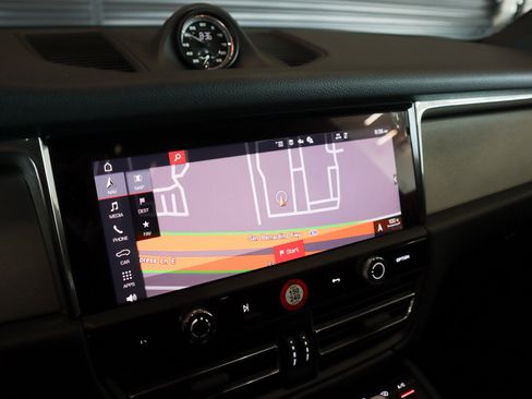 Certified 2026 Porsche Macan AWD/4WD image 22