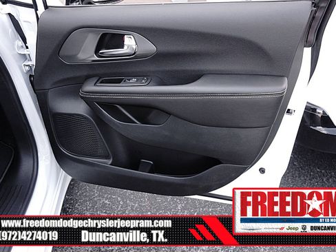 New 2026 Chrysler Pacifica Select image 40