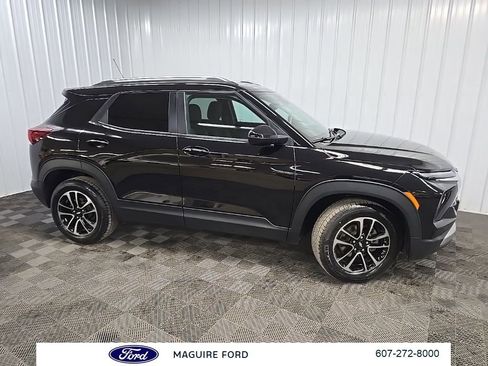 Used 2024 Chevrolet TrailBlazer LT w/ LT Cold Weather Package AWD/4WD image 1