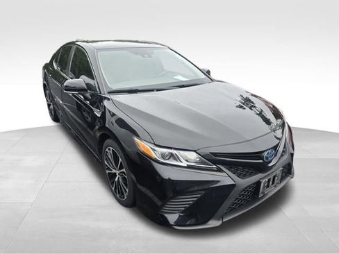 Used 2019 Toyota Camry SE w/ Sunroof Package FWD image 8