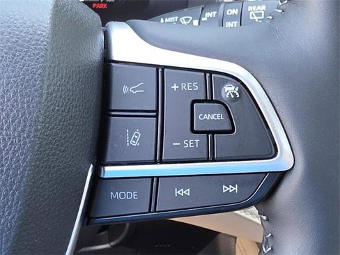 Certified 2025 Toyota Highlander Limited image 31