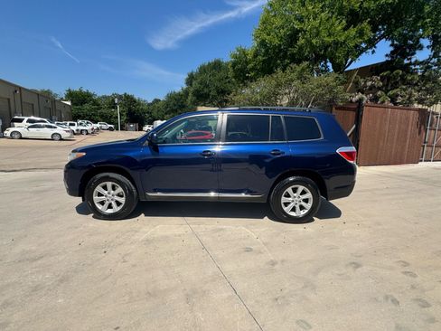 Used 2012 Toyota Highlander SE w/ Tow Pkg FWD image 4