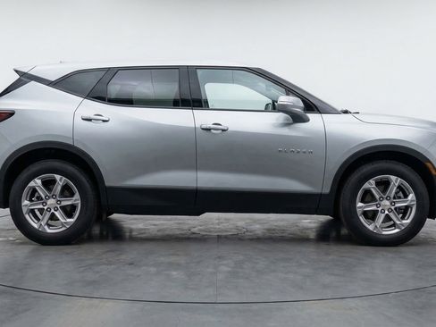 Used 2025 Chevrolet Blazer LT FWD image 11