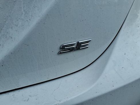 Used 2024 Toyota Camry SE image 9