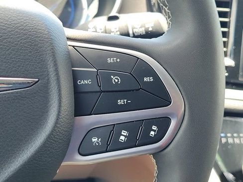 Used 2024 Chrysler Pacifica Limited FWD image 21