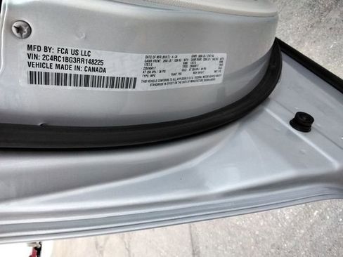 Used 2024 Chrysler Pacifica Touring-L image 13