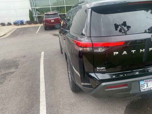 Used 2025 Nissan Pathfinder SV FWD image 9