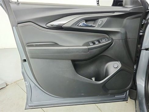 Used 2021 Chevrolet TrailBlazer RS w/ Sun and Liftgate Package image 11