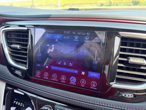 Used 2017 Chrysler Pacifica Limited w/ Advanced Safetytec Group FWD image 41