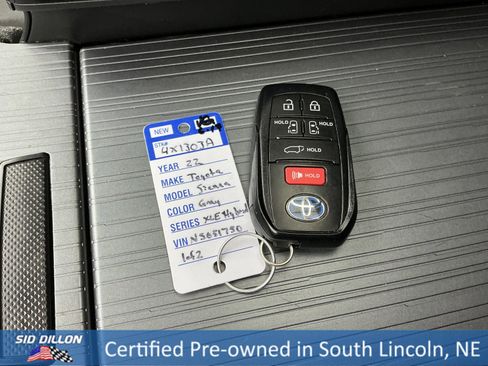 Used 2022 Toyota Sienna XLE Woodland Edition image 8