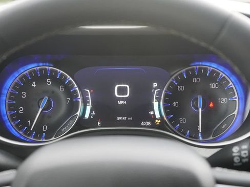 Used 2024 Chrysler Pacifica Touring-L FWD image 19