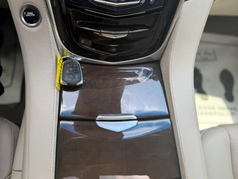 Used 2019 Cadillac Escalade ESV Luxury AWD/4WD image 17
