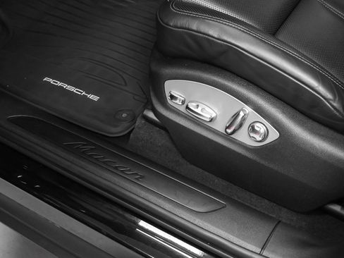Certified 2022 Porsche Macan AWD/4WD image 25