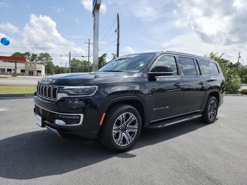 Used 2024 Jeep Wagoneer L Series II w/ Flexible Seating Group RWD image 2