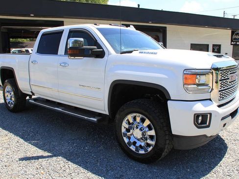 Used 2018 GMC Sierra 2500 Denali w/ Duramax Plus Package AWD/4WD image 10