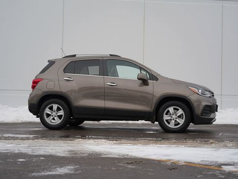 Used 2020 Chevrolet Trax LT w/ LT Convenience Package image 2