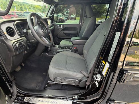 Used 2024 Jeep Wrangler Unlimited w/ Convenience Group AWD/4WD image 14