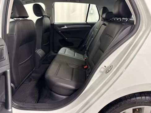 Used 2019 Volkswagen Golf SE image 34