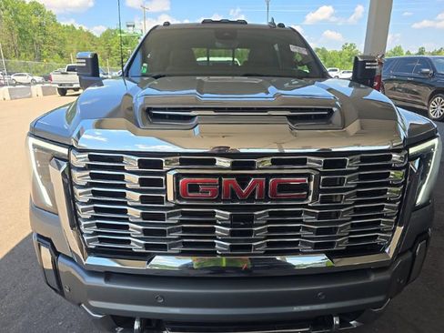 Used 2024 GMC Sierra 3500 Denali w/ Technology Package AWD/4WD image 2