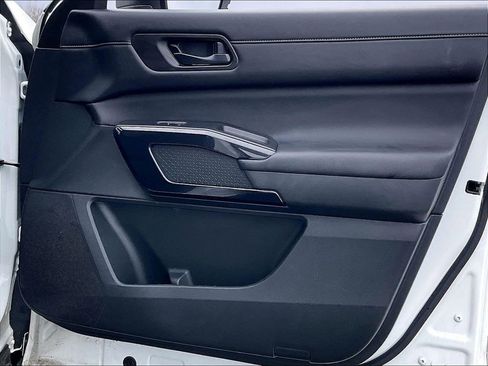 Used 2025 Nissan Pathfinder SV image 11