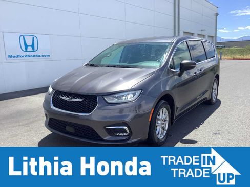 Used 2023 Chrysler Pacifica Touring-L FWD image 1