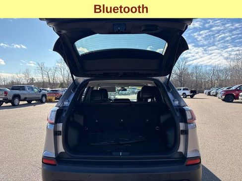 Used 2019 Jeep Cherokee Latitude Plus w/ Cold Weather Group image 10