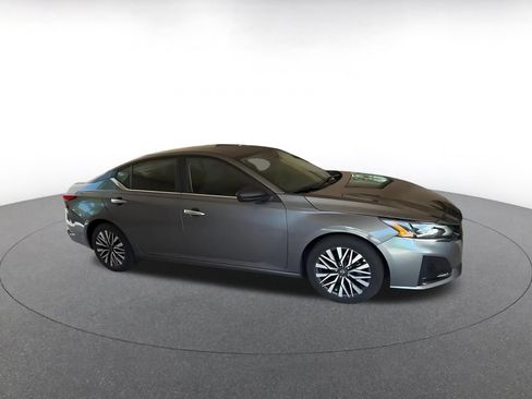 Used 2025 Nissan Altima 2.5 SV FWD image 2