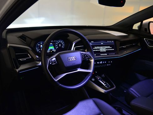 Used 2023 Audi Q4 e-tron Premium Plus w/ Premium Plus image 3