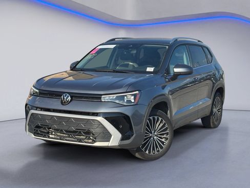 Used 2025 Volkswagen Taos SE FWD image 2
