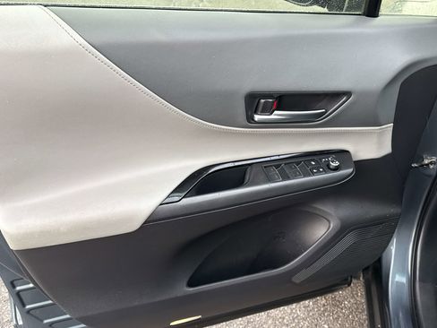 Used 2021 Toyota Venza LE image 12