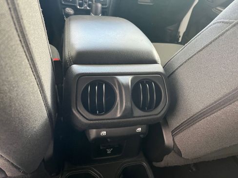 Used 2025 Jeep Wrangler Sahara image 22