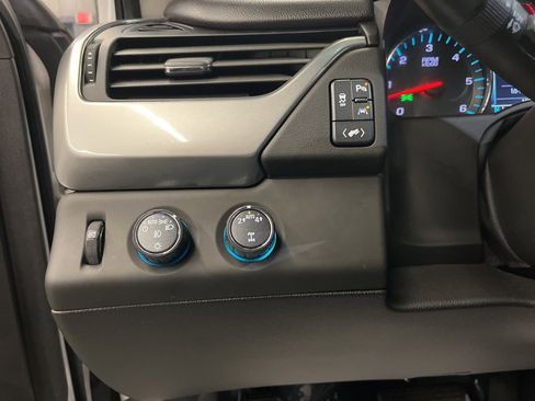 Used 2019 Chevrolet Suburban LT image 12