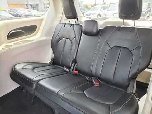 Used 2023 Chrysler Pacifica Touring-L FWD image 26